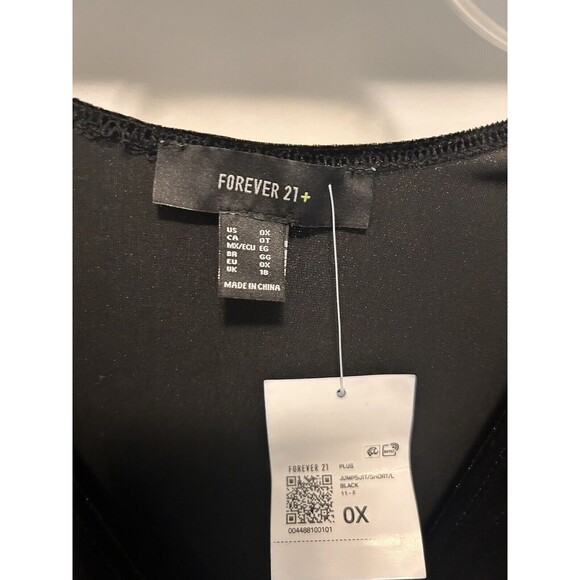 Womens Forever 21 Plus Size 0X Black Velour Long Sleeve Shorts Romper One Piece - Picture 2 of 6